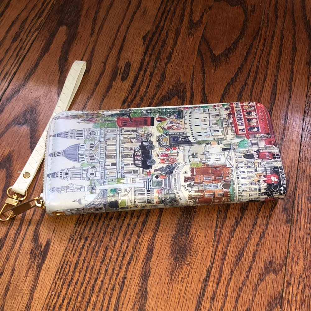 ⭐️ 4/$20 Wristlet w/ Zipper, London Scene Pattern